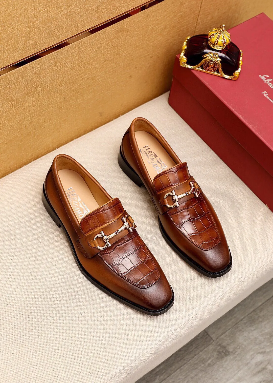 Men's shoes 💰460 💐 Product trademark: Ferragamo "Ferragamo" casual leather shoes Regular size: 38-44 (45.46.47🉑️Customized) Product materials: Selected imported first-layer calfskin embossed upper + luxury hardware buckle, imported water-dyed cow leather lining. Strong three-dimensional visual effect, original outsole color: 2 colors available